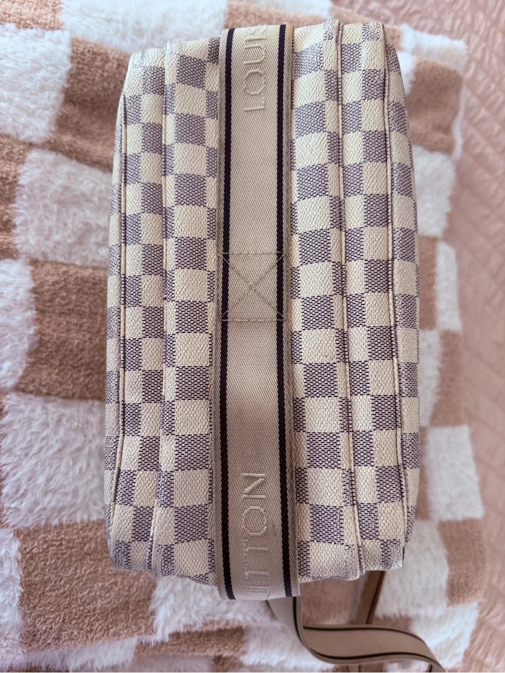 Louis Vuitton shoulder bag/ crossbody bag comes with COA